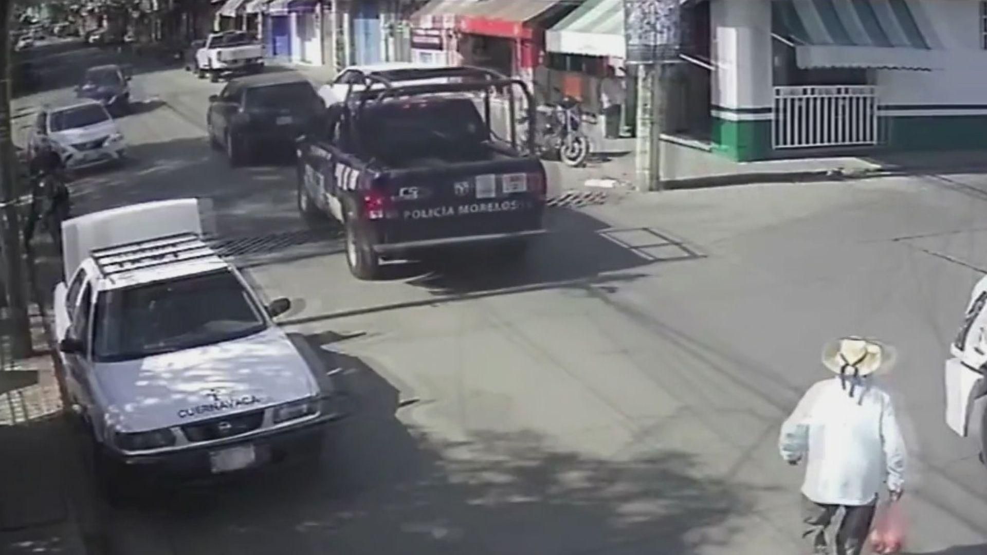 Abuelito Intenta Cruzar y Camión Detenido se Arranca y lo Mata en ...