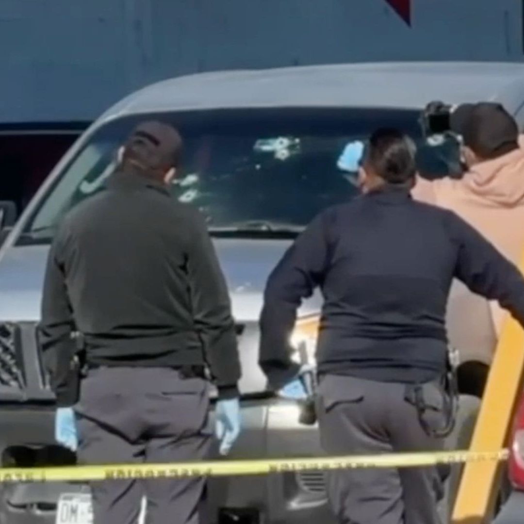 Camioneta con docenas de impactos de bala