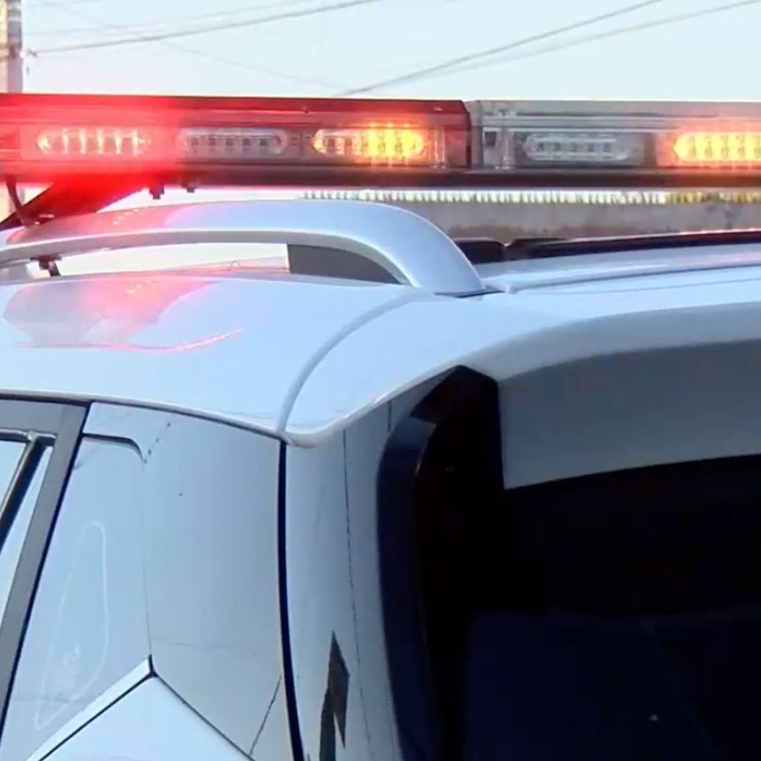 Hombre Agrede a su Esposa e Intenta Golpear a Policías en Colonia Las Minitas