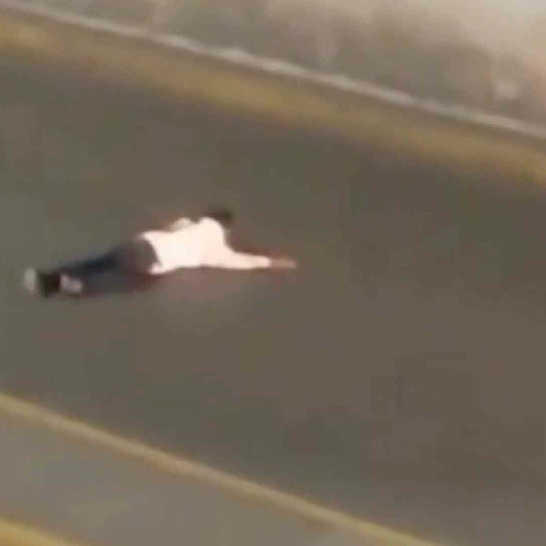 Conductores Despiertan a Hombre Acostado Sobre el Periférico en Saltillo