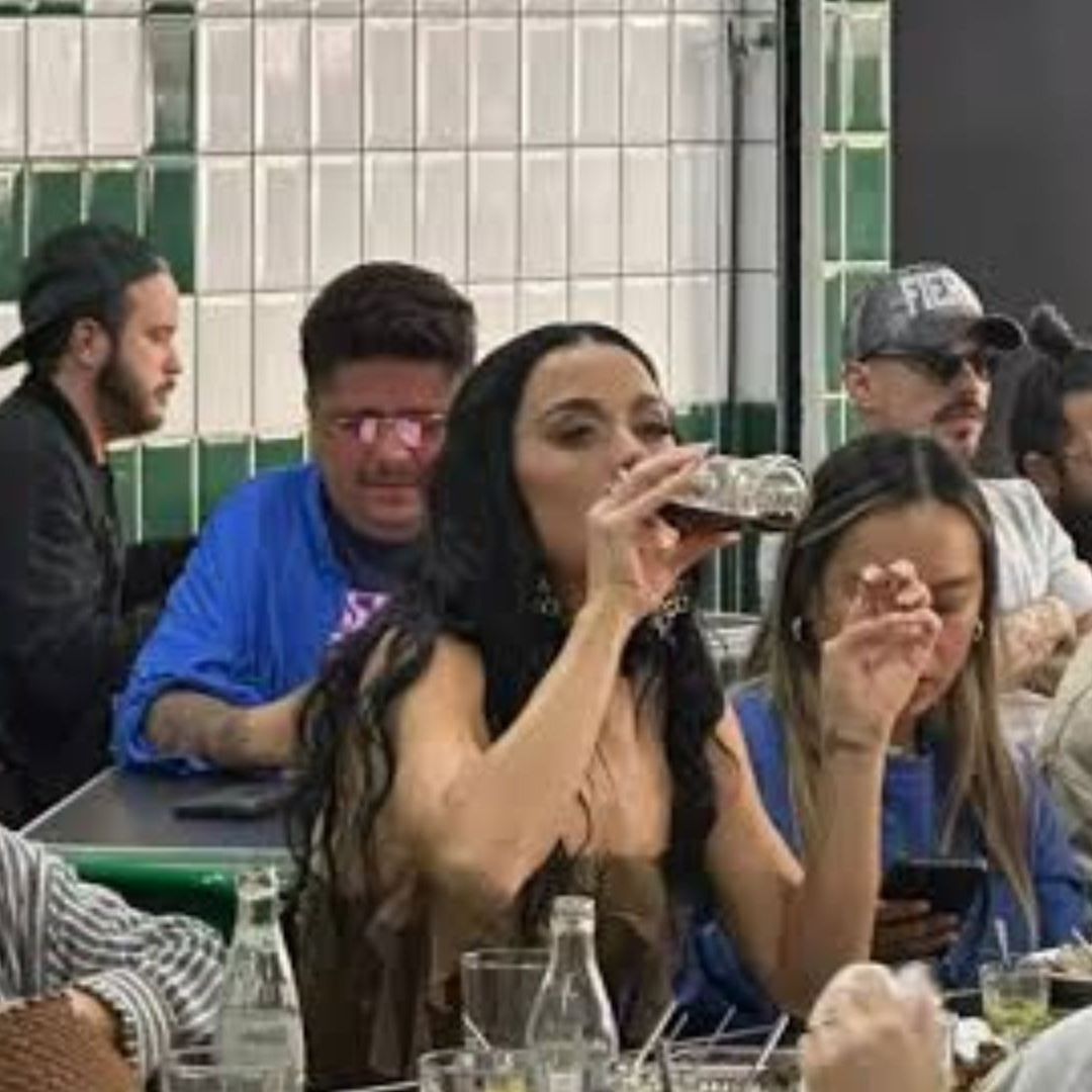 El momento humilde Katy Perry fue aprovechado por sus fans y empleados de la taquería que se pudieron tomar selfies con la artista