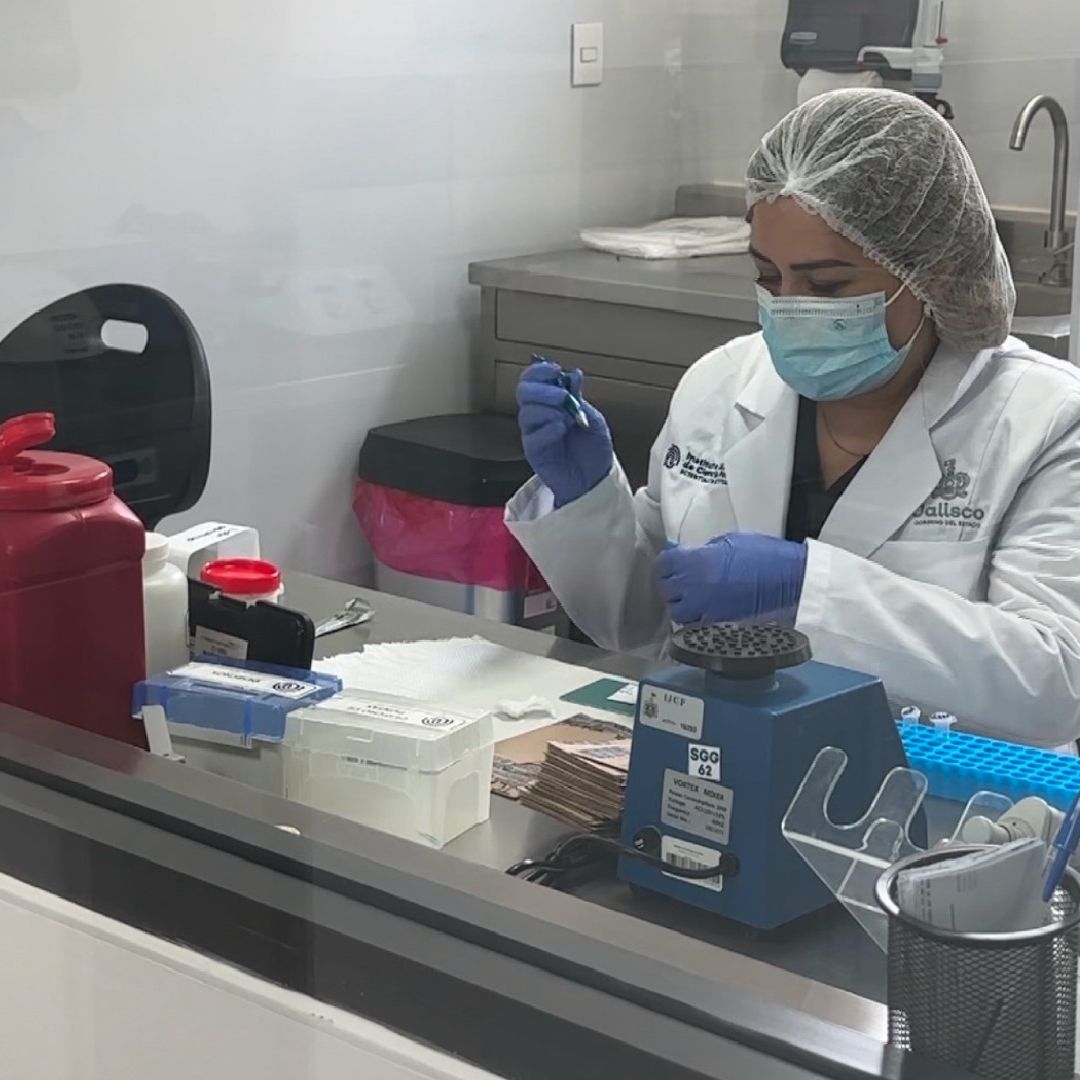 Mujer sigue esperando a que le entreguen los restos de sus hijos localizados en una fosa en Tlajomulco
