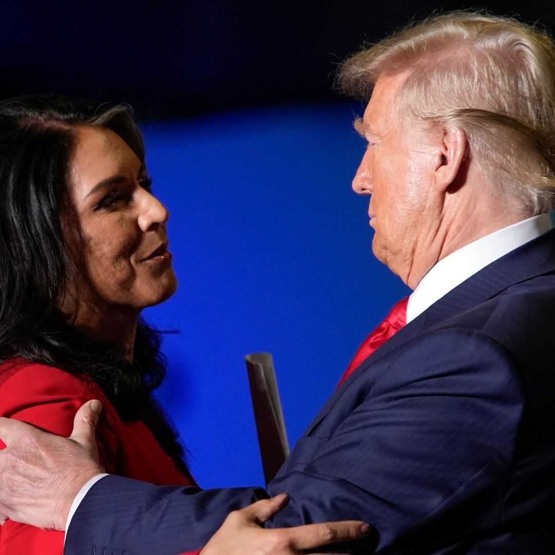 Gabbard apoyó al presidente Trump en uno de los debates con Kamala Harris. Foto AP