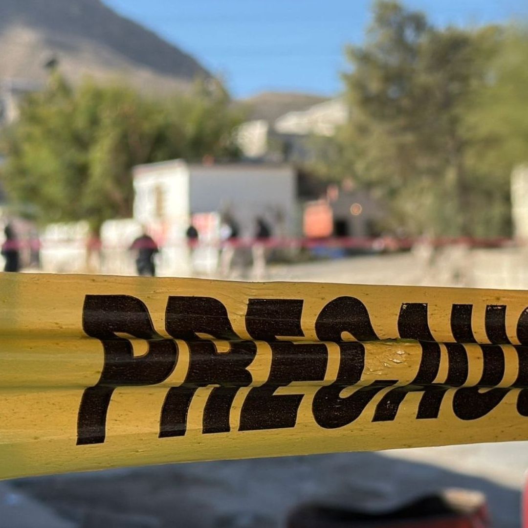 Varios hombres a bordo de un vehículo compacto y realizaron múltiples disparos de arma de fuego, la víctima quedó tendida en la parte frontal de la vivienda. Foto: N+