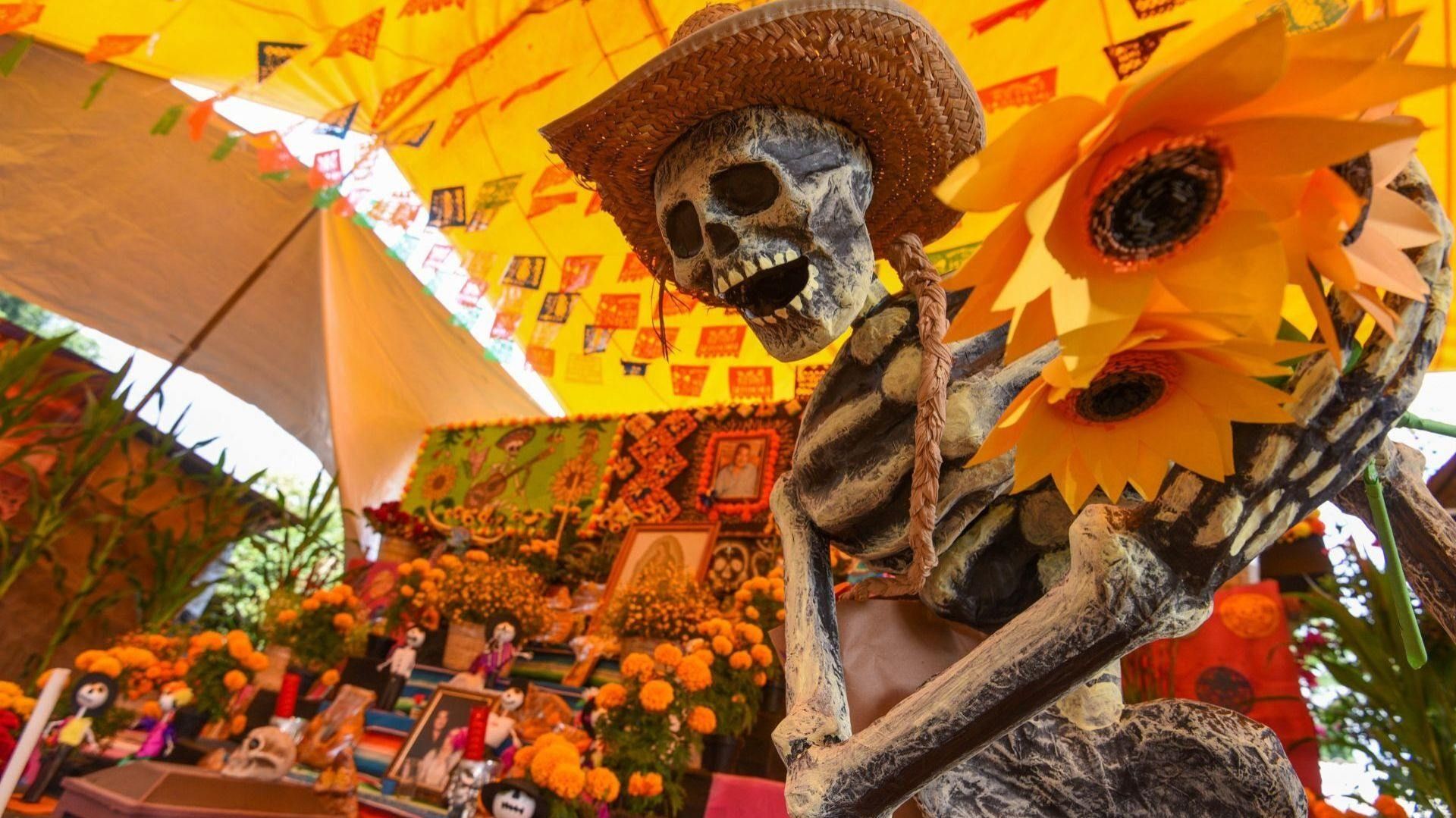 En una ofrenda de Día de Muertos resalta el color naranja y amarillo.
