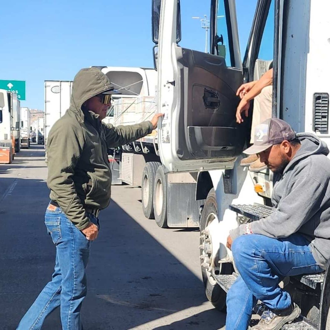 Camioneros esperando en la fila del cruce internacional