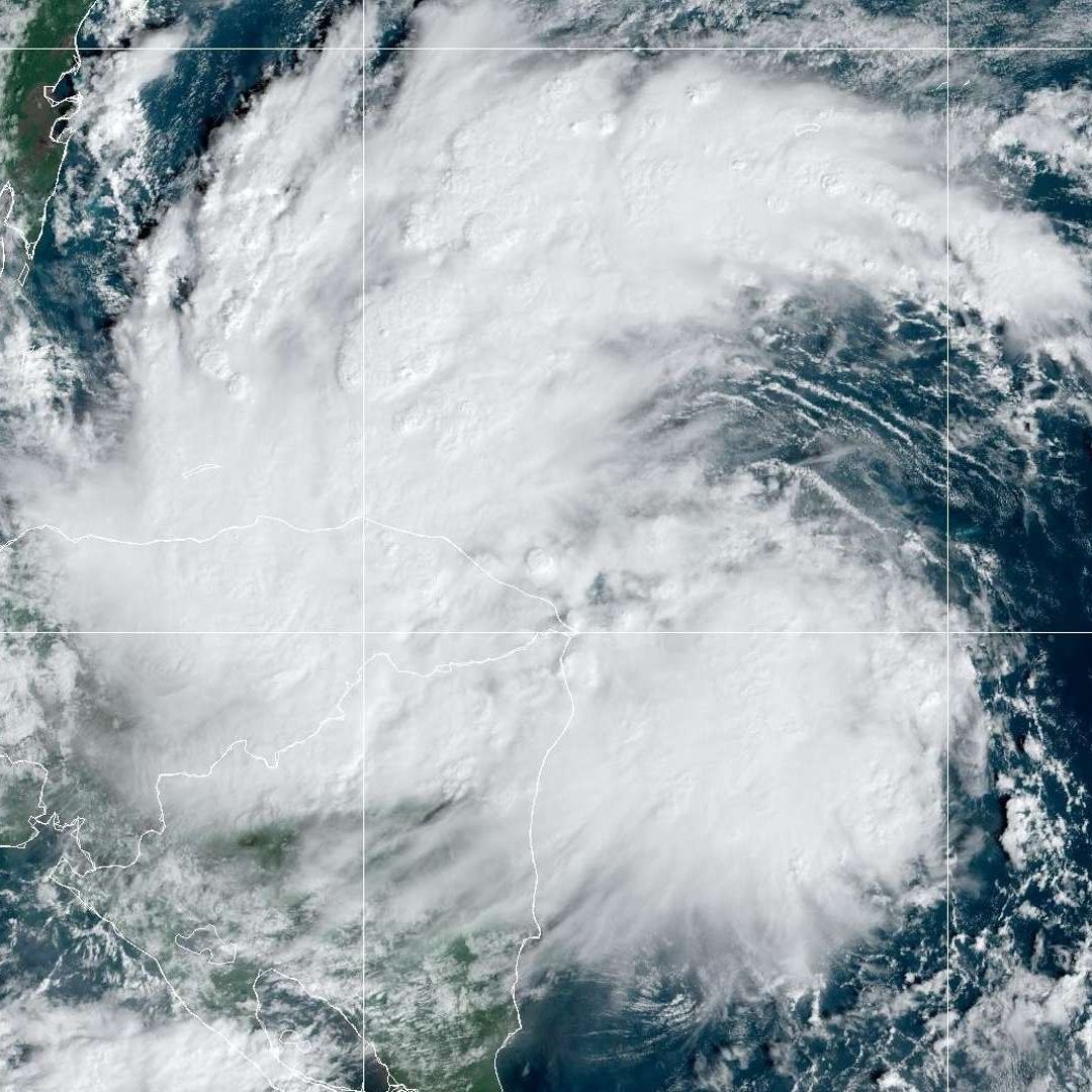 La depresión tropical diecinueve se ubica en el Atlántico, en el Caribe