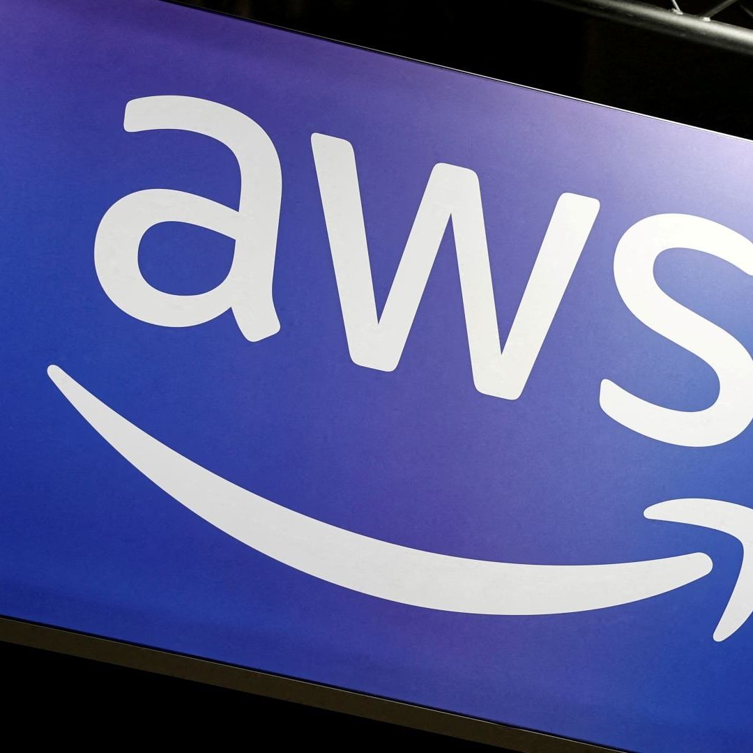 Logotipo de Amazon Web Services en conferencia sobre innovación en Francia