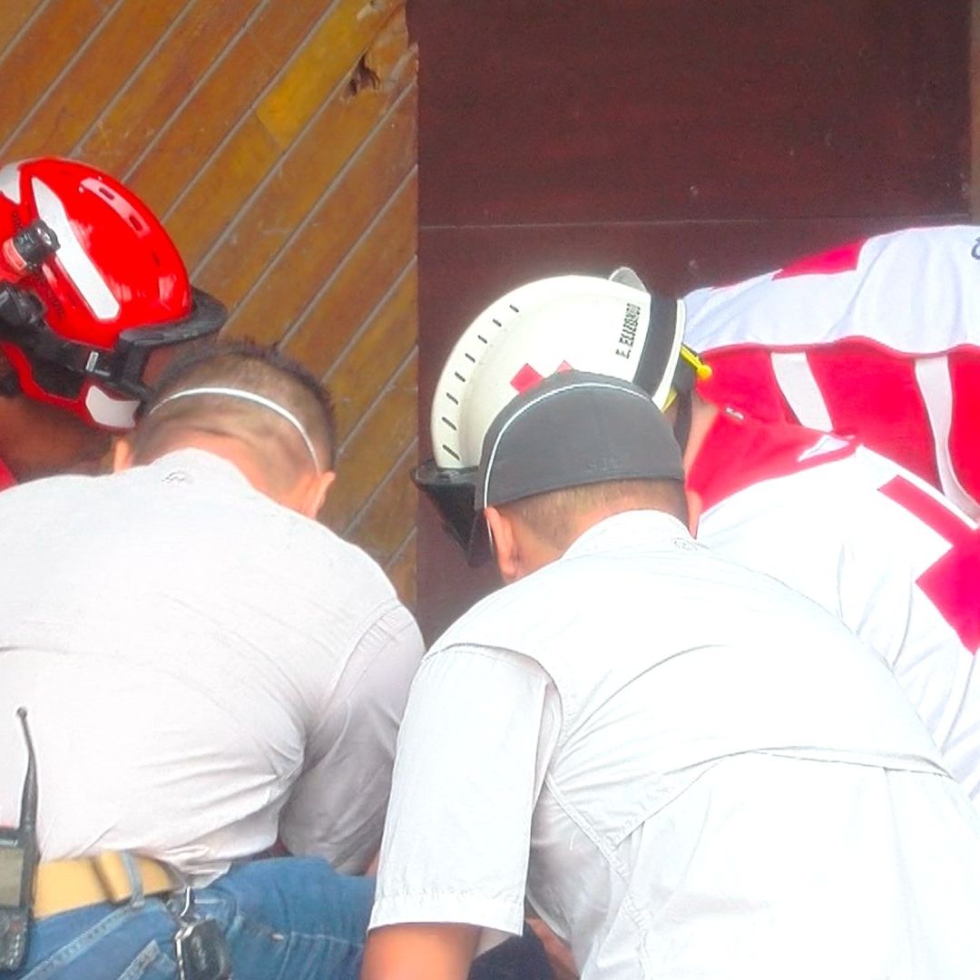 Elementos de la Cruz Roja ayudaran a estabilizar a la víctima de bala