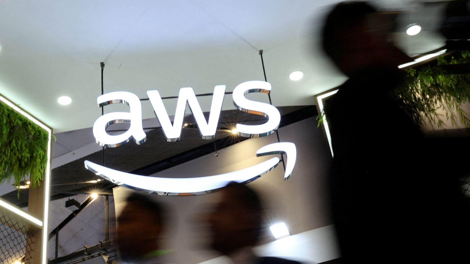 La gente pasa junto al logotipo de Amazon Web Services (AWS) en un centro de convenciones en India, el 8 de octubre de 2025. Foto: Reuters