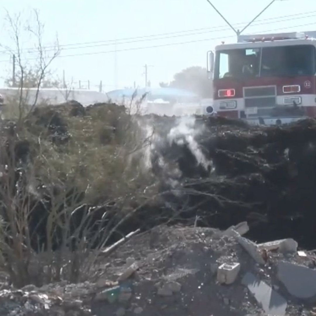 Bomberos apagando quema de maleza