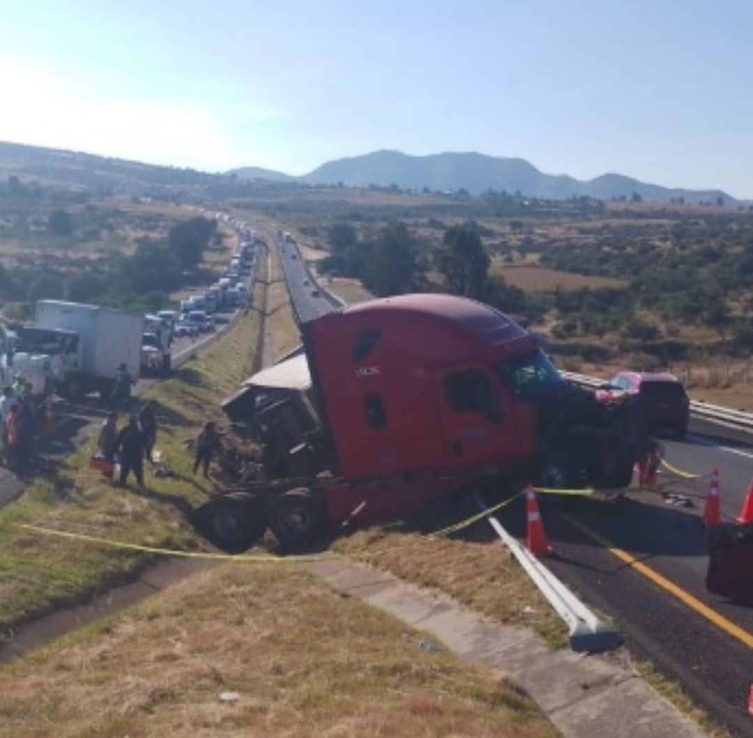 Accidente Autopista México–Guadalajara Deja 7 Muertos; Tráiler Impactó el Taxi de las Víctimas