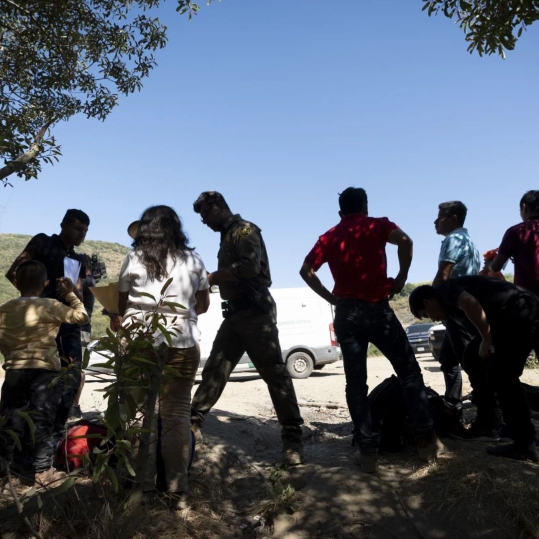 Miembros de la Patrulla Fronteriza deportan a migrantes