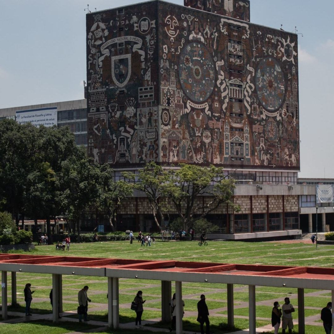 Estudiantes y docentes en Ciudad Universitaria de la UNAM