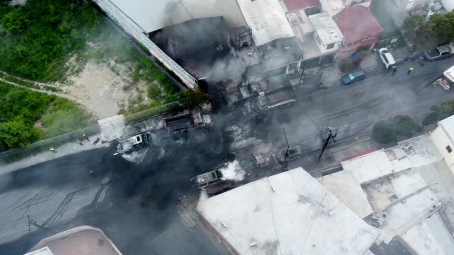 Incendio en Bodega Consume 14 Autos y 16 Casas en Santa Catarina, Nuevo León; Esto Sabemos