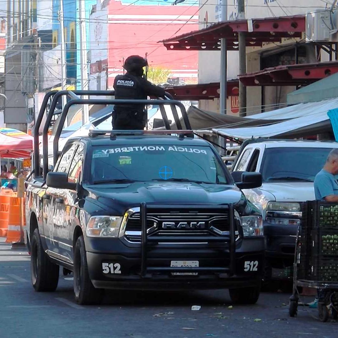 Movilización policiaca afuera del mercado estrella en el Centro de Monterrey