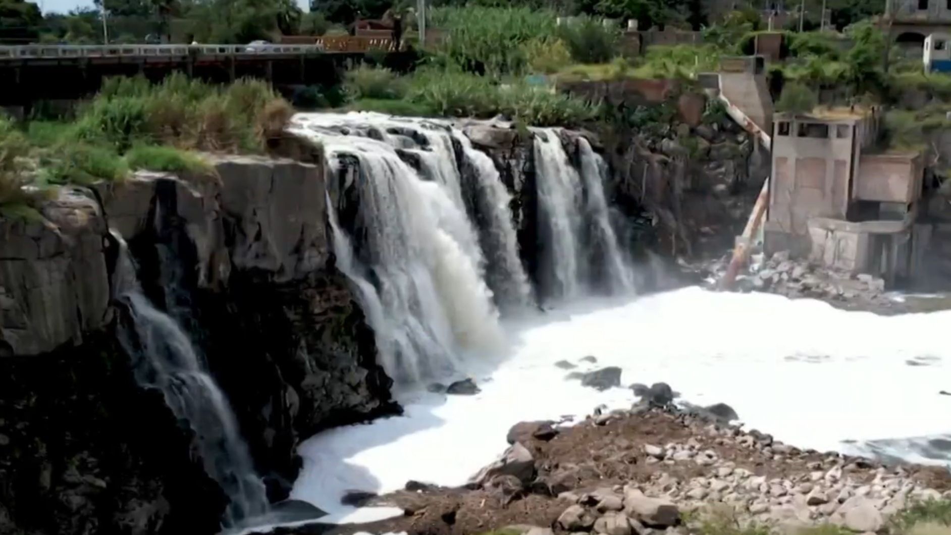 Contaminación en Río Santiago: Cascada de El Salto de Juanacatlán Punto más Crítico