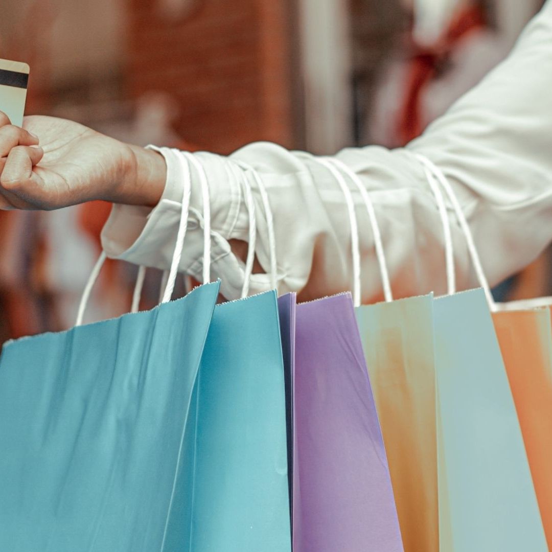 Mujer comprando con tarjeta de crédito