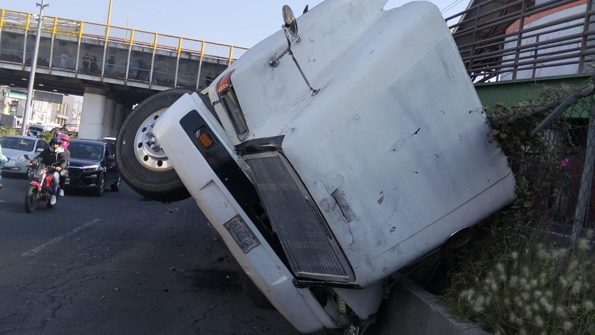 Camión accidentado en Avenida Central.