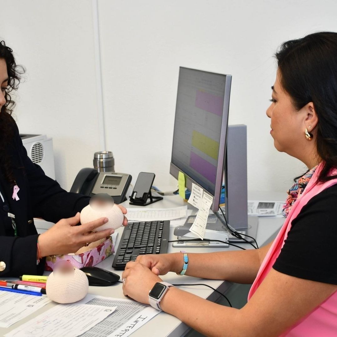 Una mujer en consulta médica.