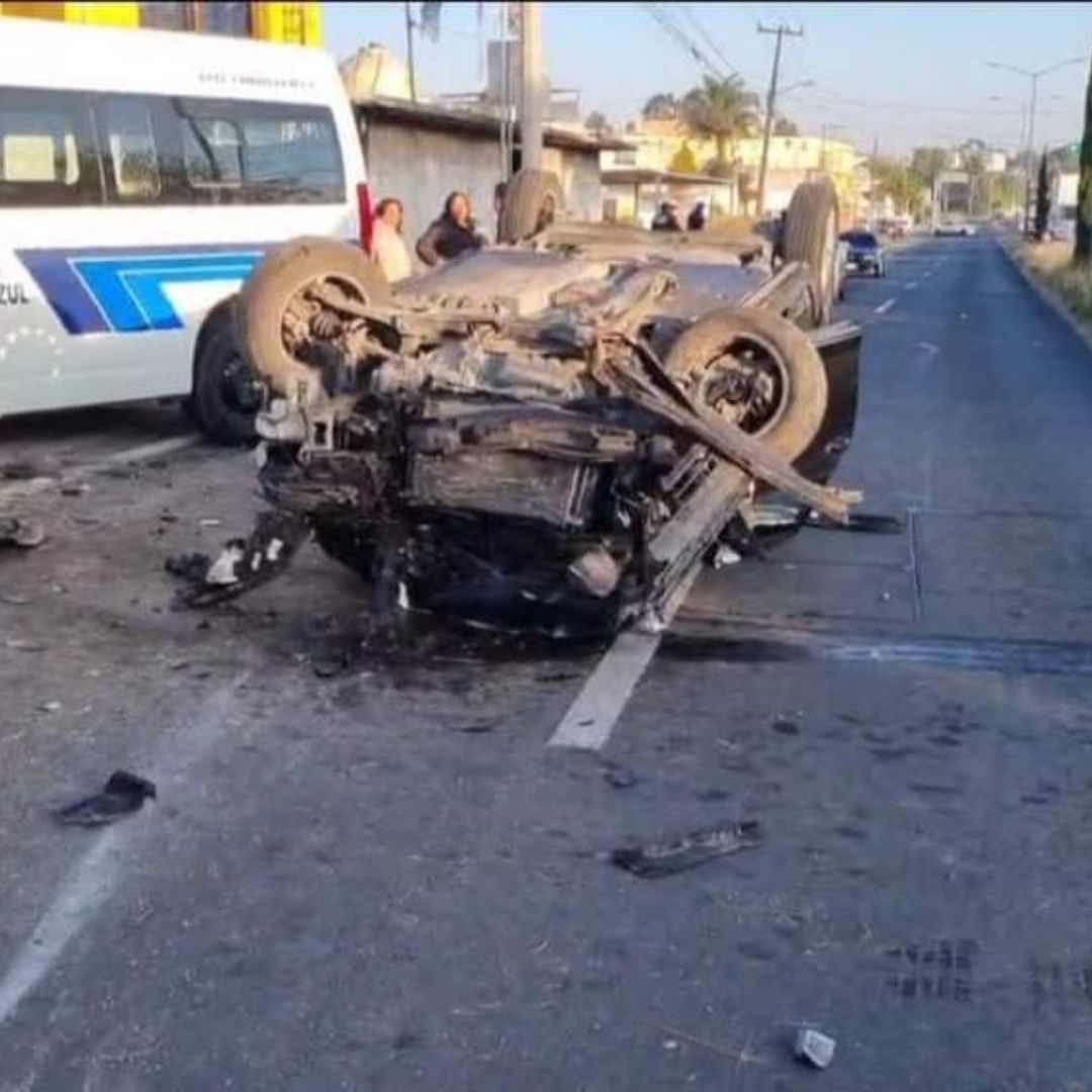 Choque Frontal y Volcadura de un Automóvil en Carretera Federal Puebla-Tlaxcala