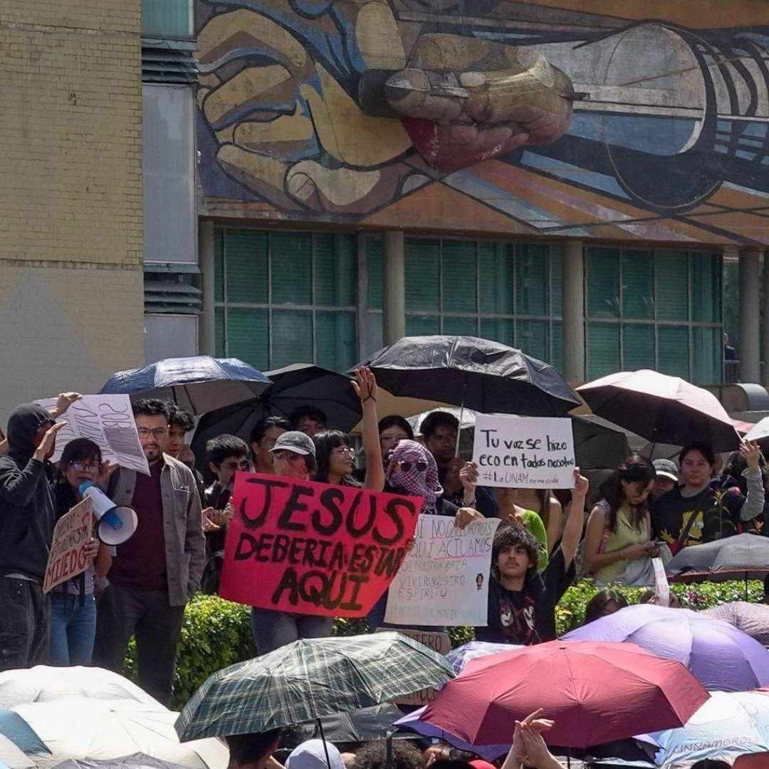 Estudiantes hacen una asamblea.