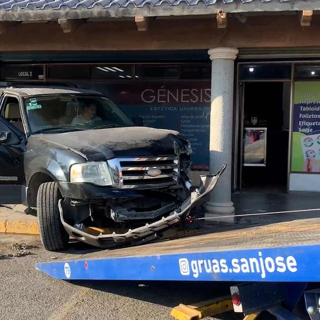 Mujer Choca Camioneta con Estética al Confundir Freno con Acelerador en Saltillo
