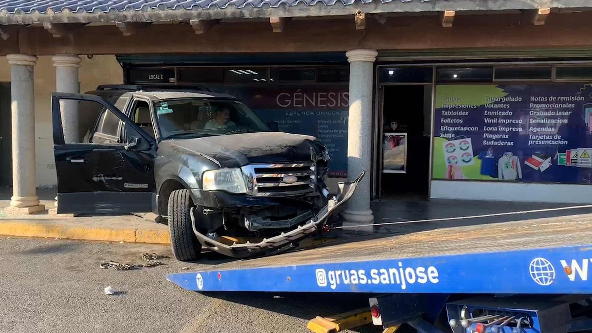 Mujer Choca Camioneta con Estética al Confundir Freno con Acelerador en Saltillo
