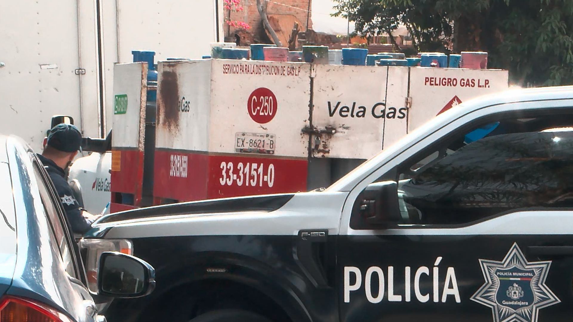 Repartidor muere aplastado por camioneta de gas LP.