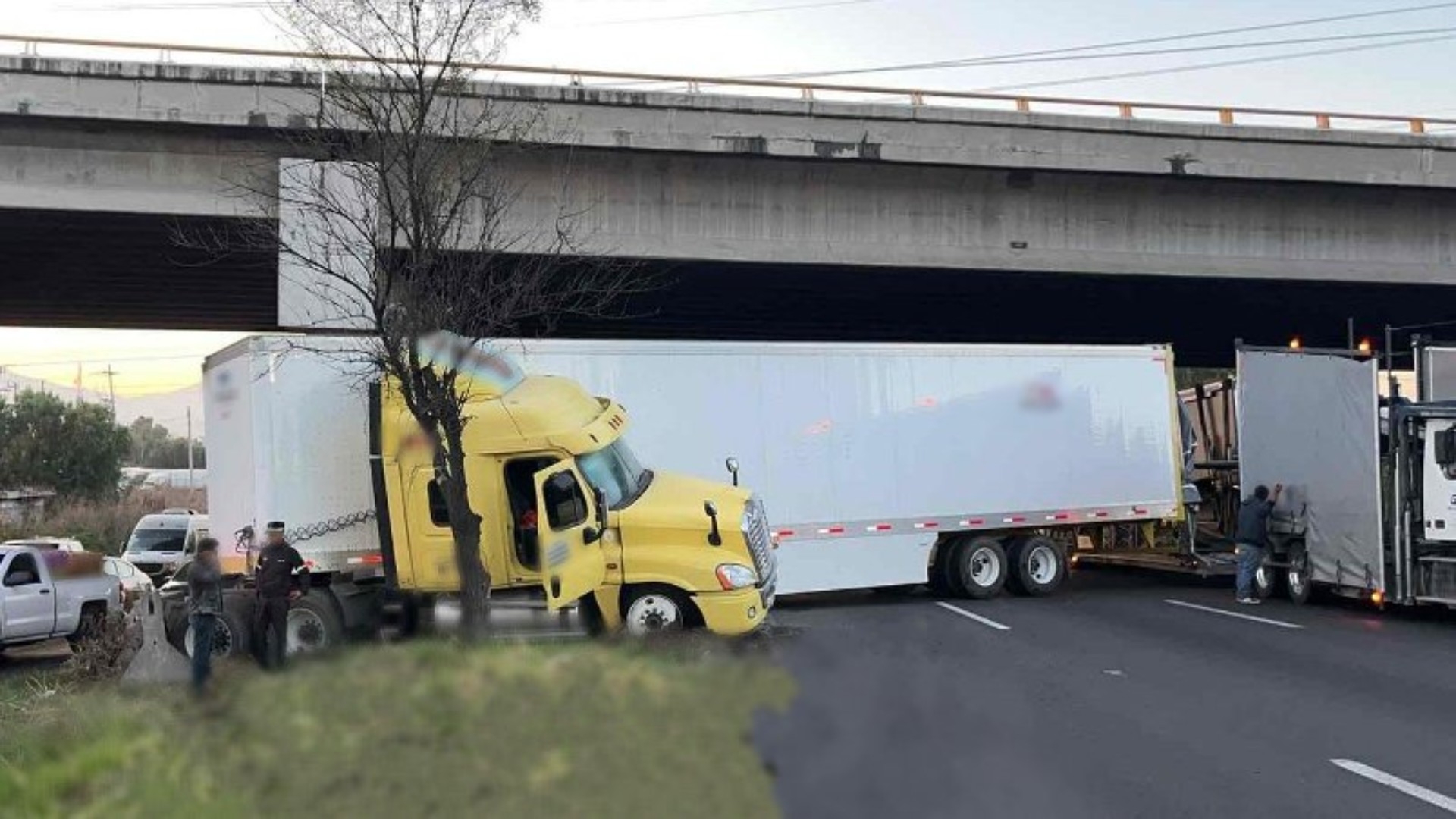 Accidente en la México-Querétaro: Cierre en Autopista por Choque de Tráiler