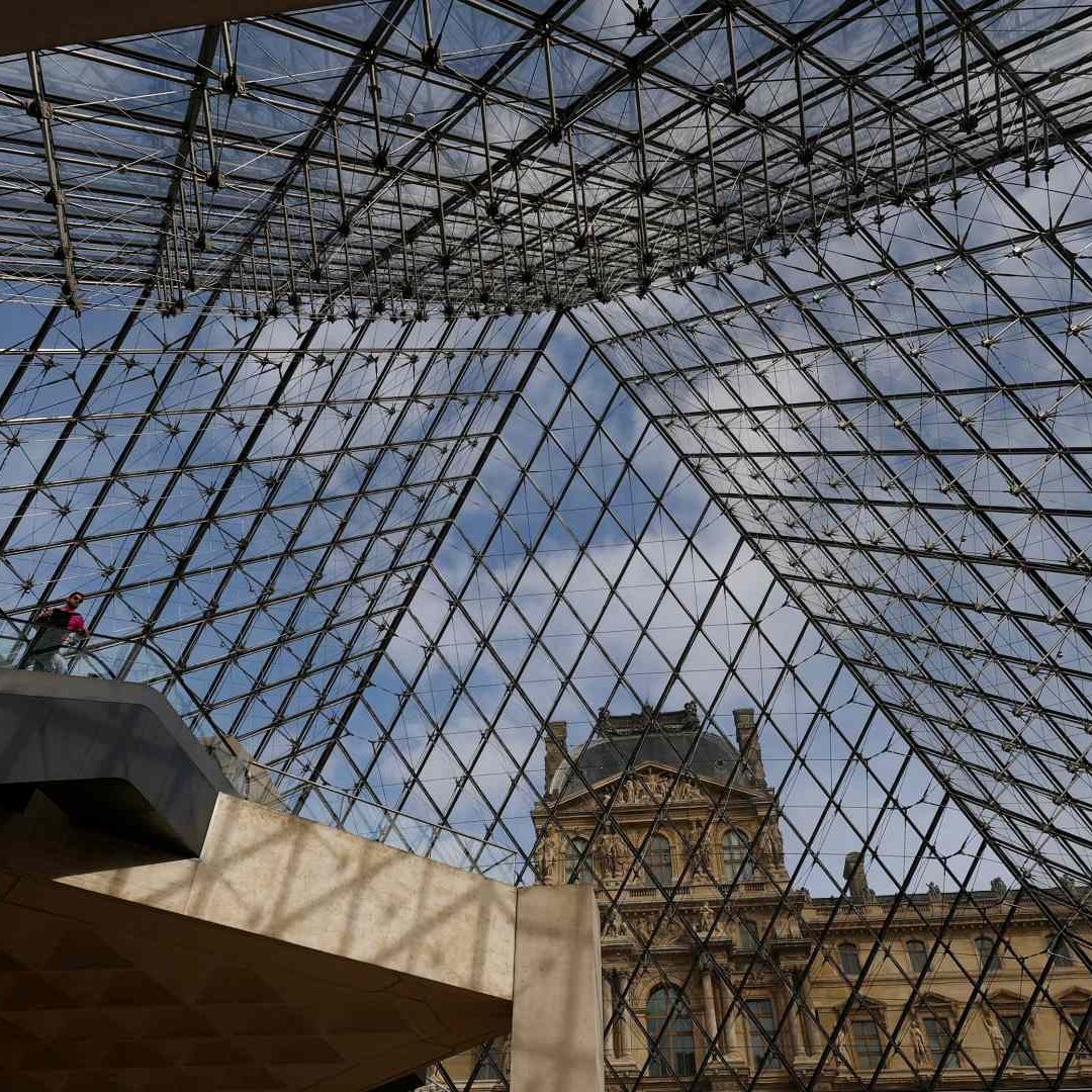 Visitantes acuden al Museo de Louvre, que reabrió luego del robo de ocho joyas. Foto. Reuters