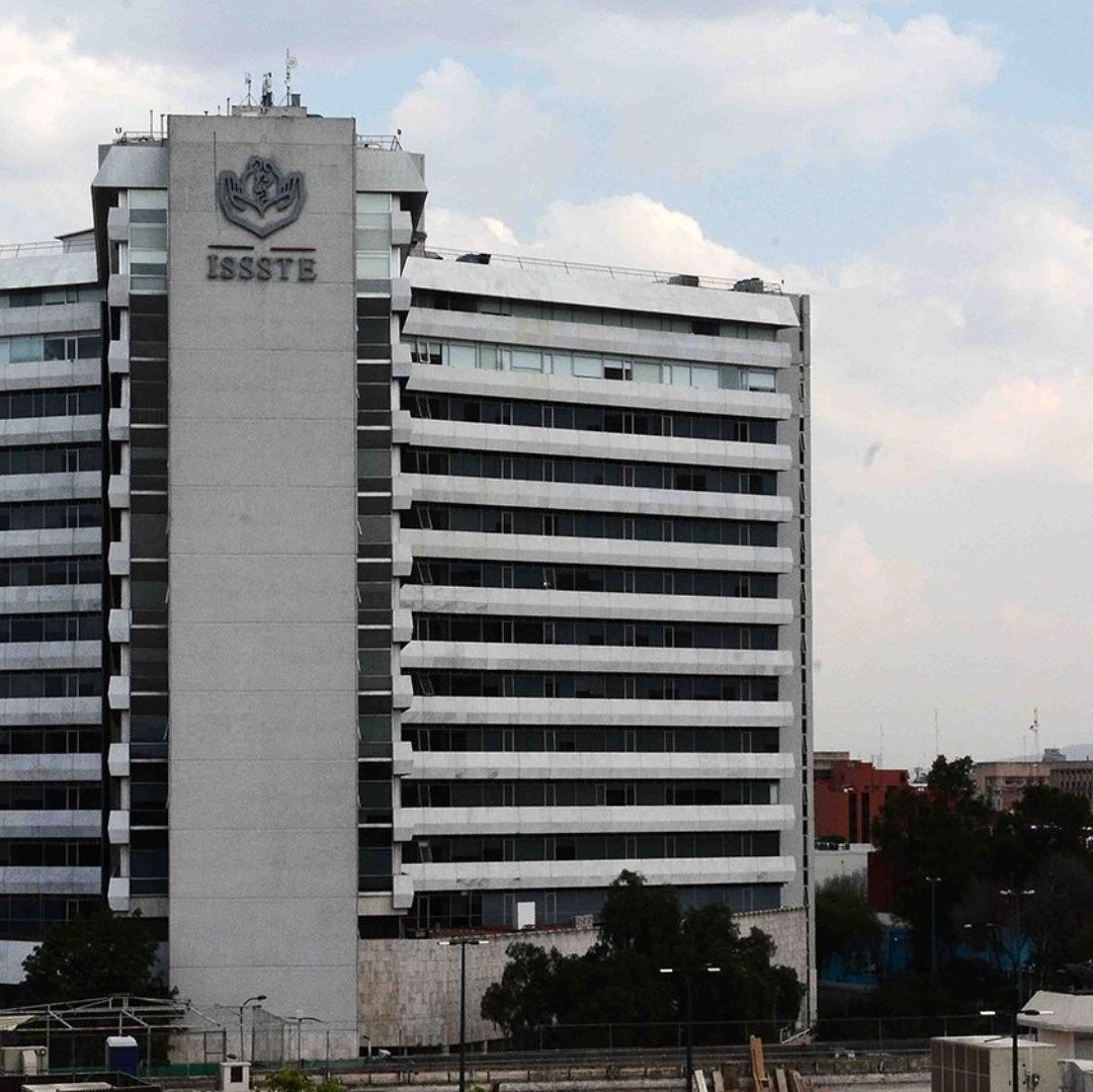 Un edificio alto se ve al lado de la Torre Latinoamericana.