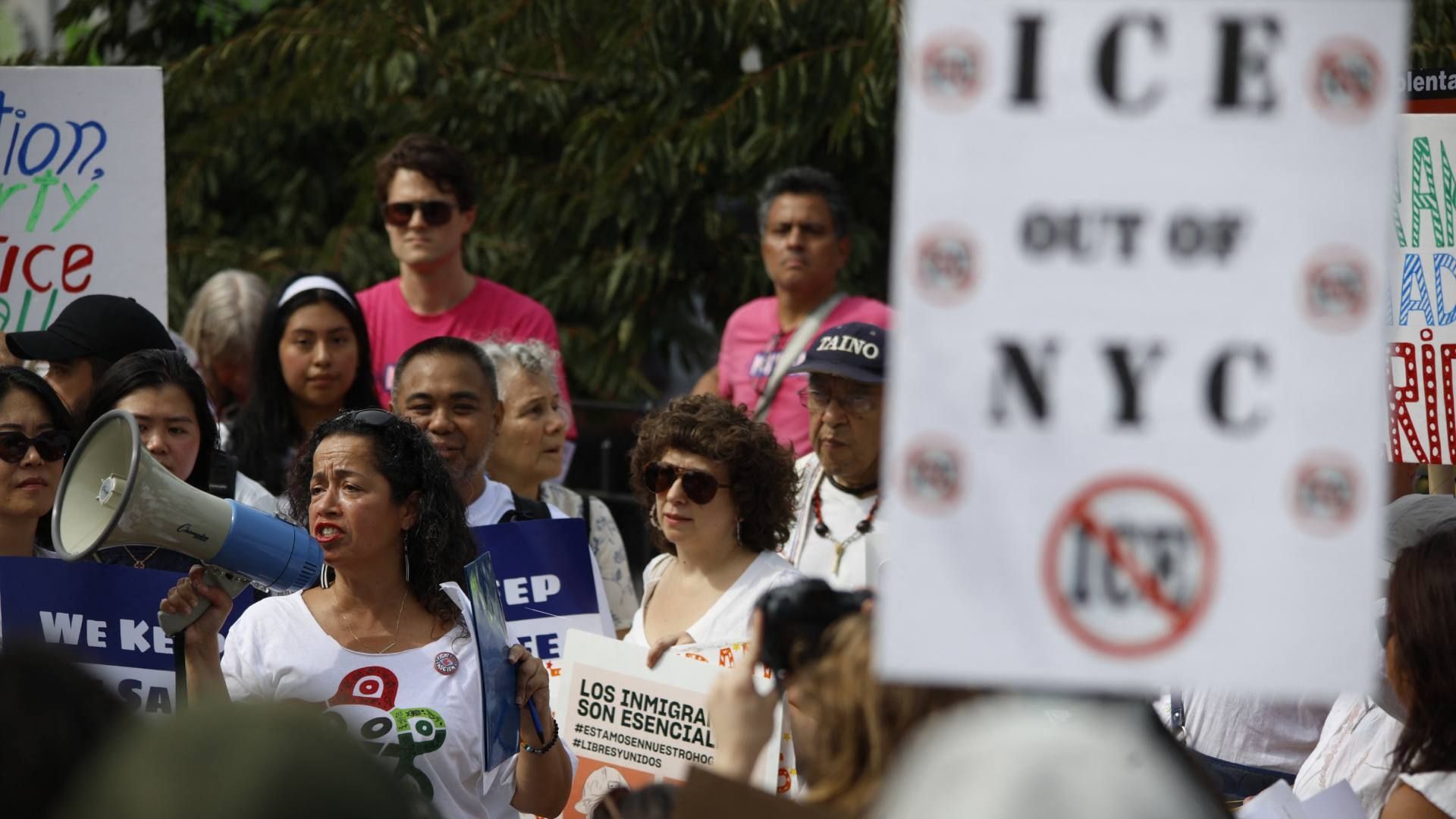 Protesta contra redadas de migrantes del ICE