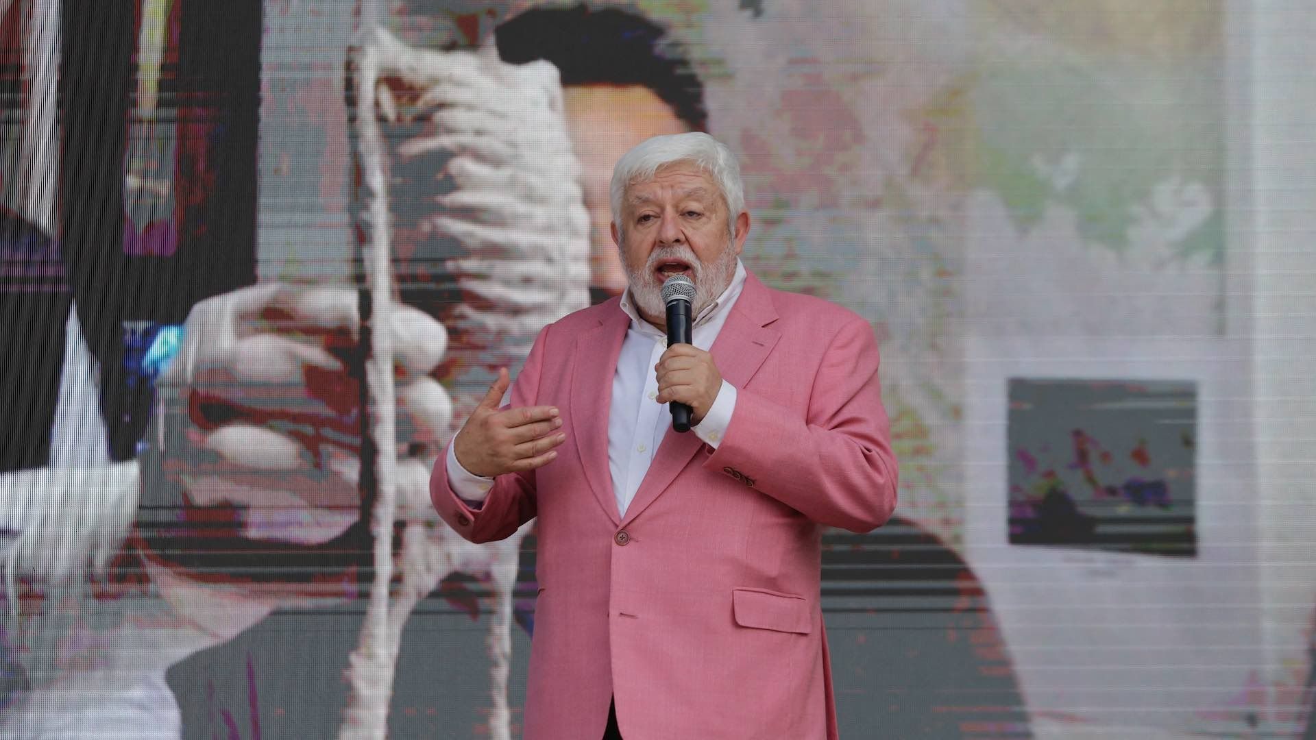 Jaime Maussan enfrenta demanda doble de su hija