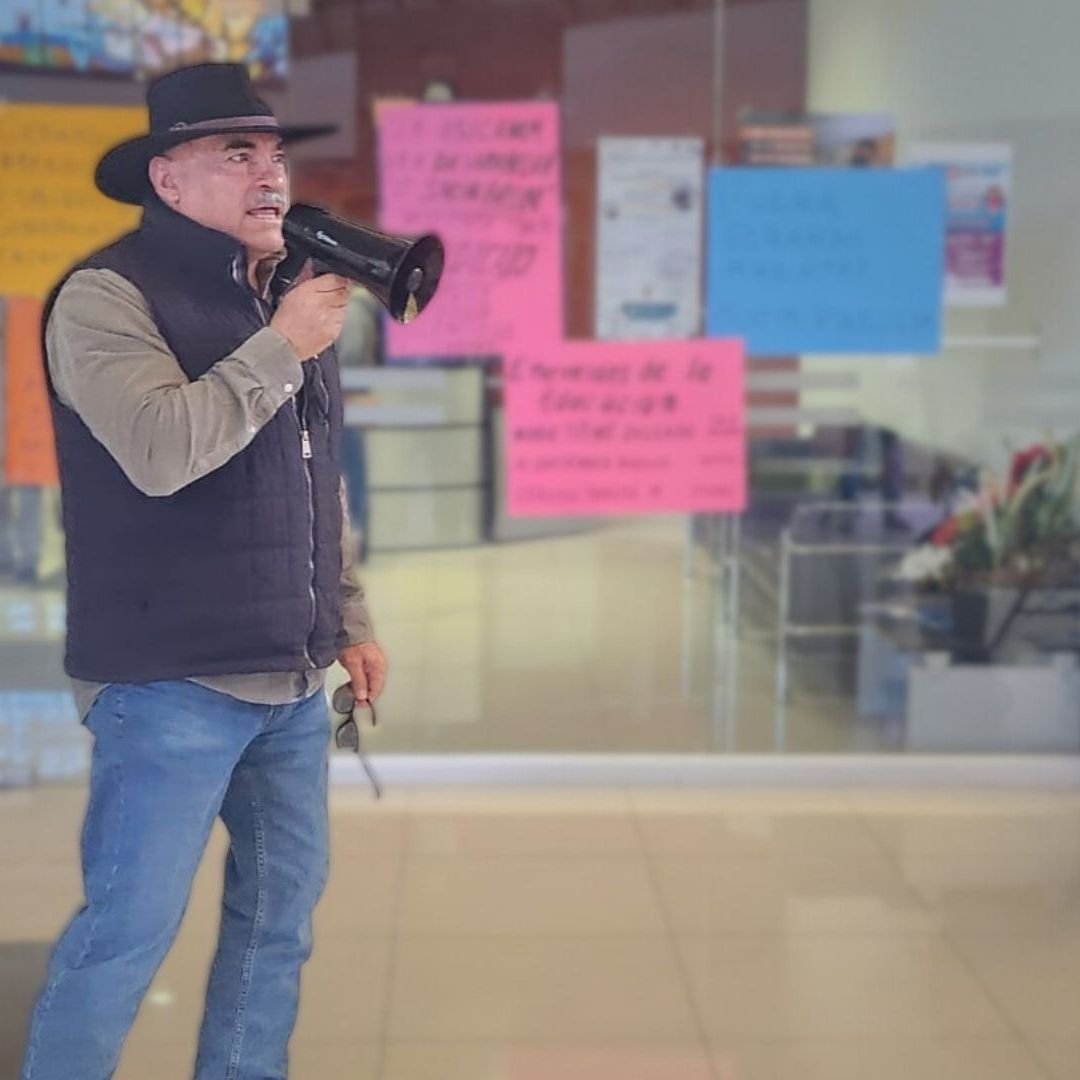 Maestro Jubilado con megáfono manifestándose
