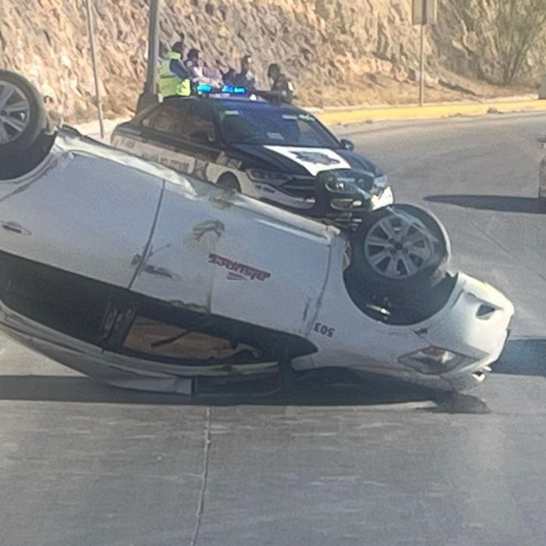 Automóvil Blanco Volcado