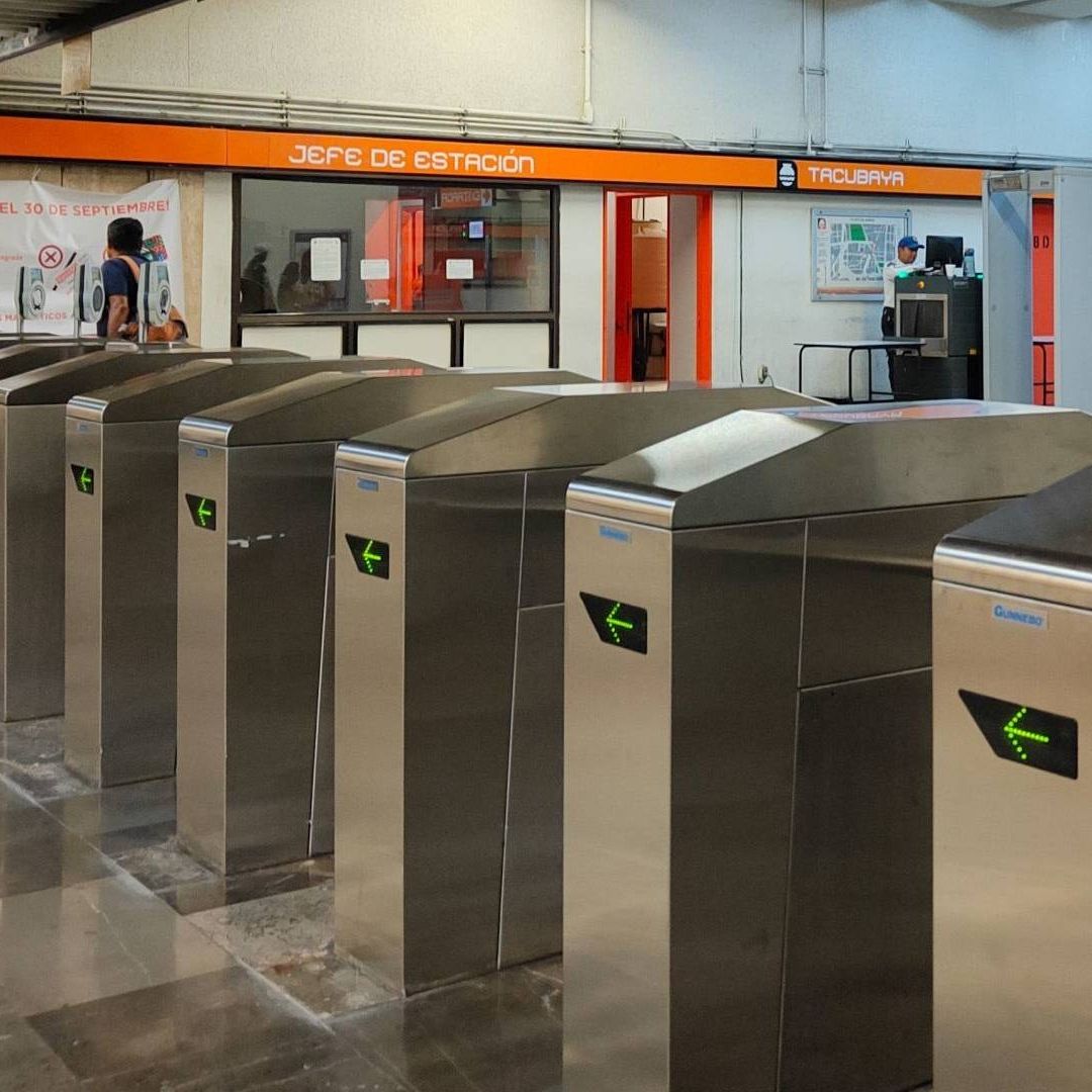 Un usuario logró captar el momento exacto en el que un hombre atacó con un cuchillo a varias personas en el andén del Metro Tacubaya