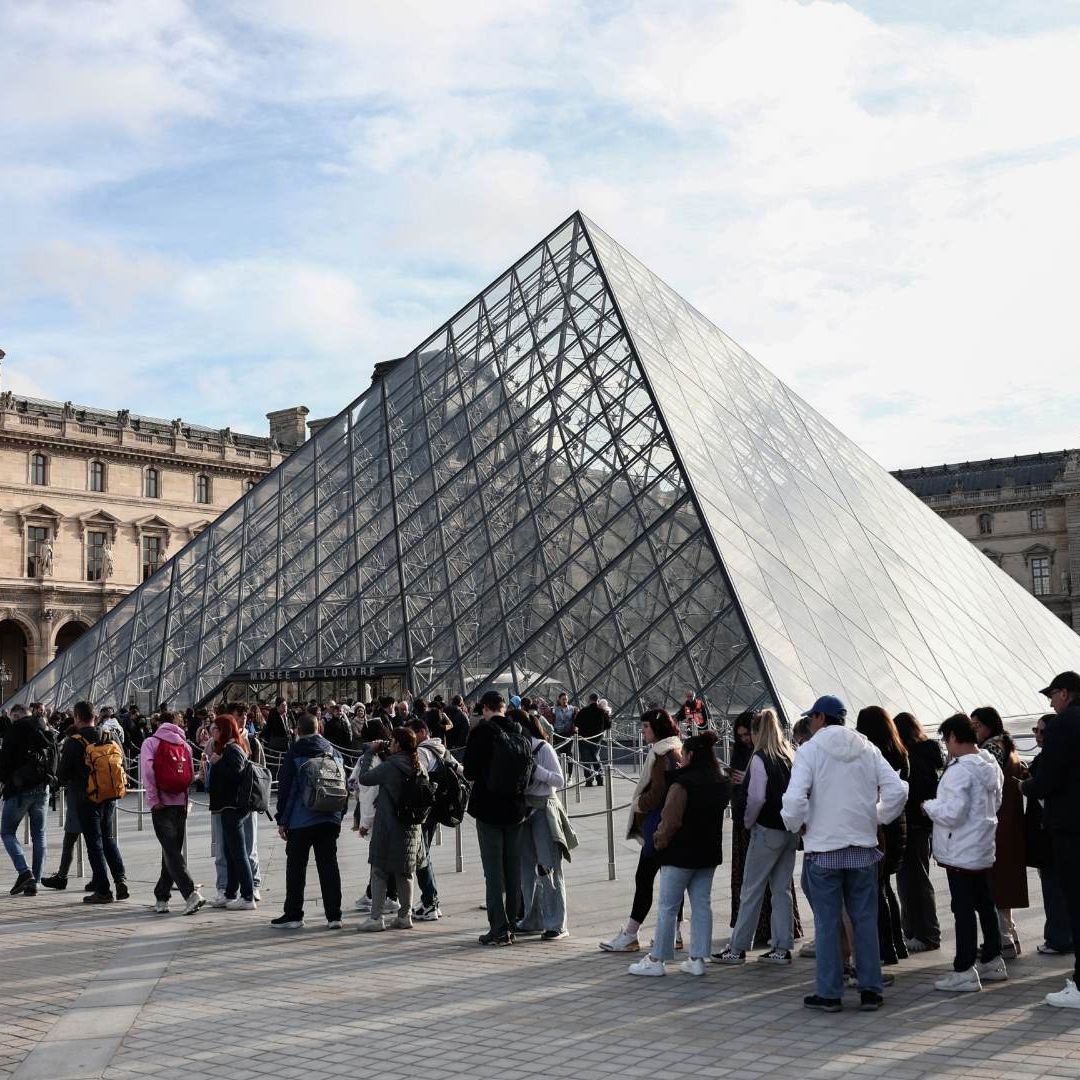 El Louvre Reabre Tres Días Después del Robo de Joyas de la Corona Francesa.