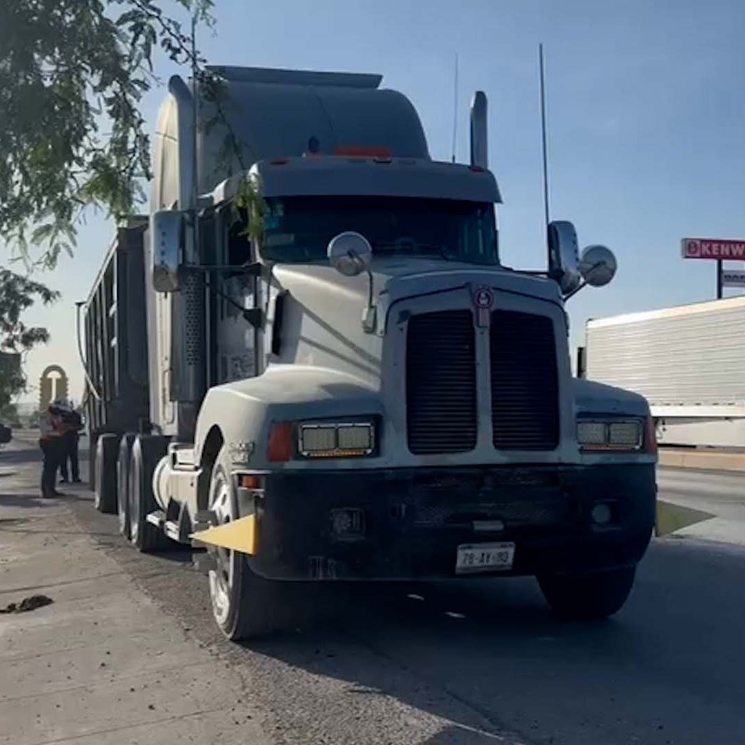 Llanta Sale de Tráiler y Golpea a Peatón en Periférico de Torreón