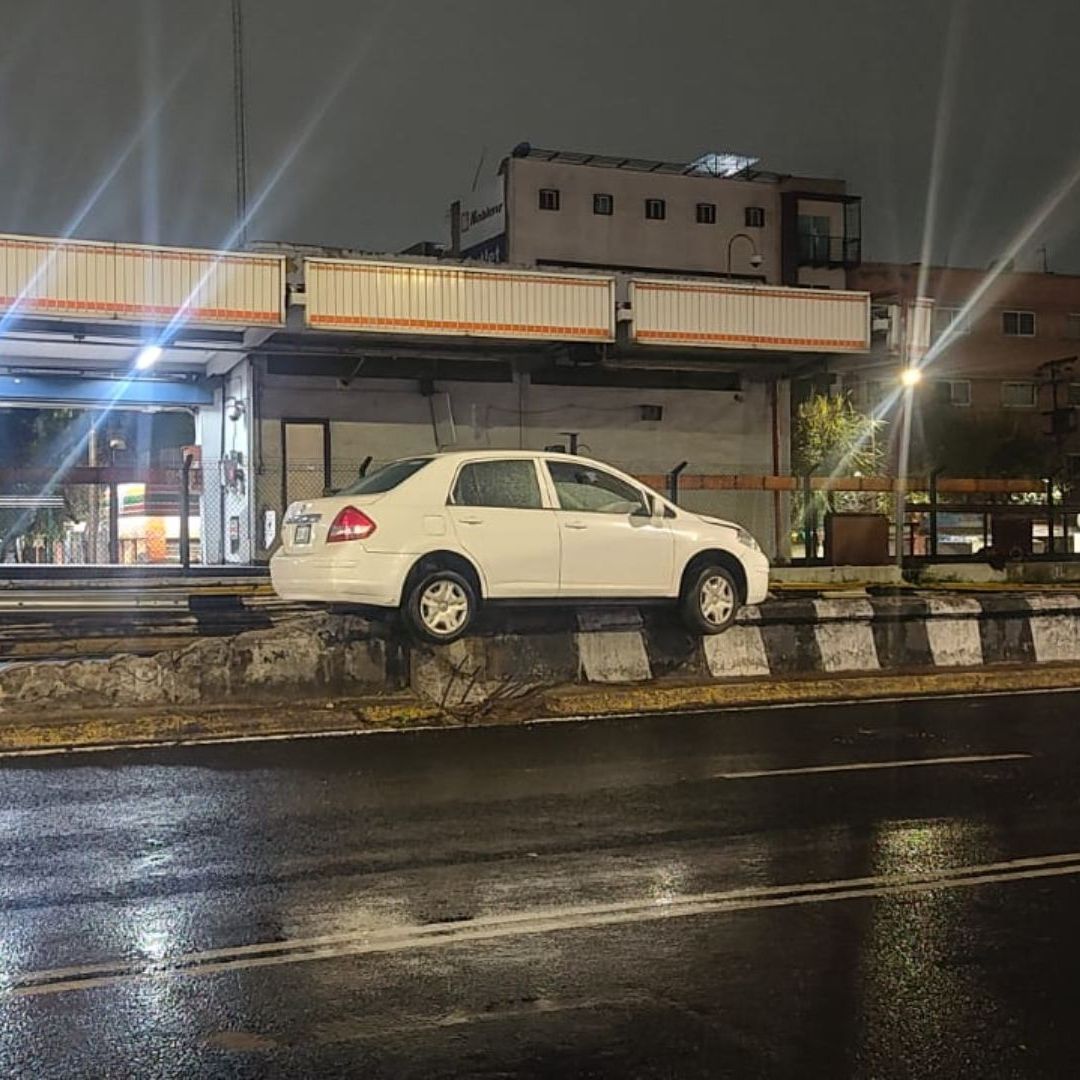 Video | ¡Qué Equilibrio! Auto Queda Suspendido en División de Carriles en Calzada de Tlalpan