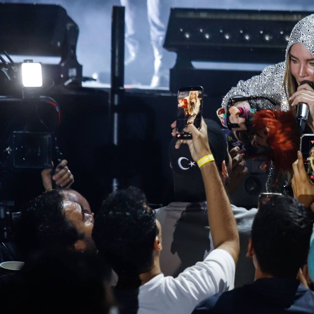 Quién Es César Echeverría, Fan de Belinda Guapo Se Tomó Foto durante Concierto