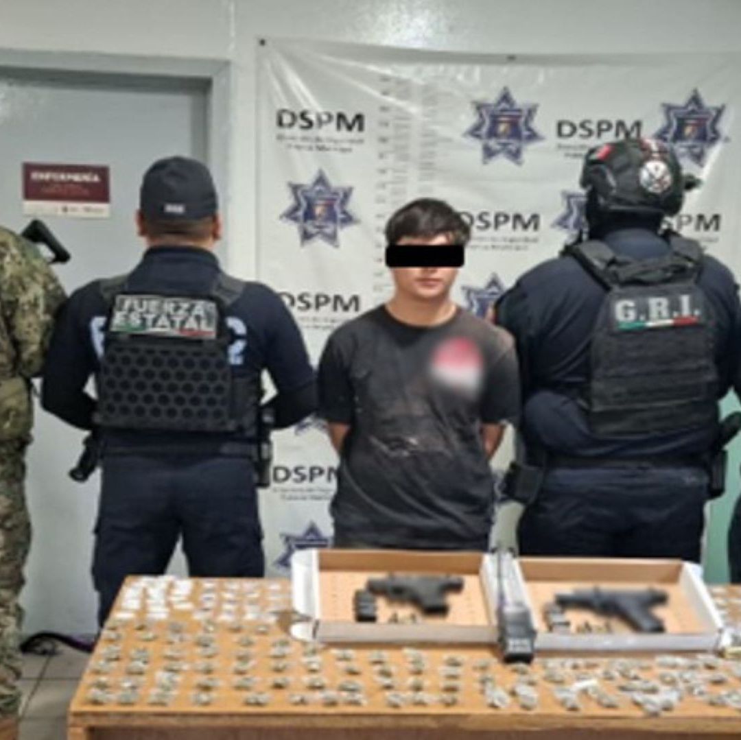 Un hombre es resguardado por varios elementos del Ejército.