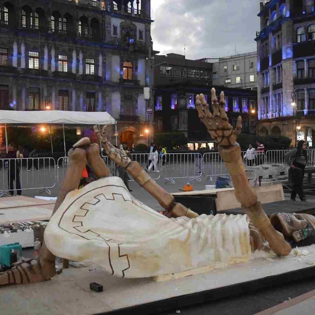 Instalación de la Ofrenda Monumental en la Plancha del Zócalo