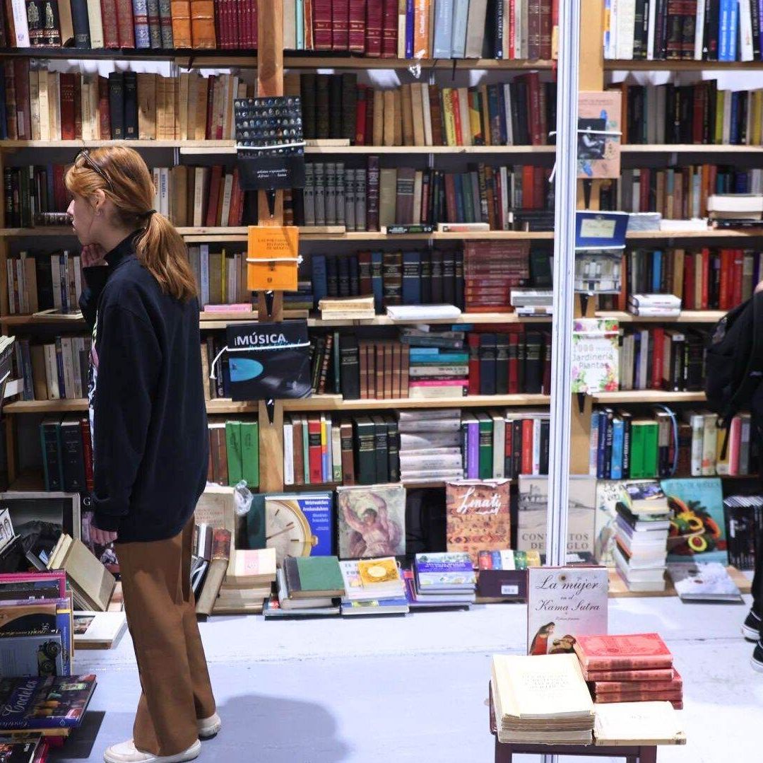 Dos adolescentes ven libros.
