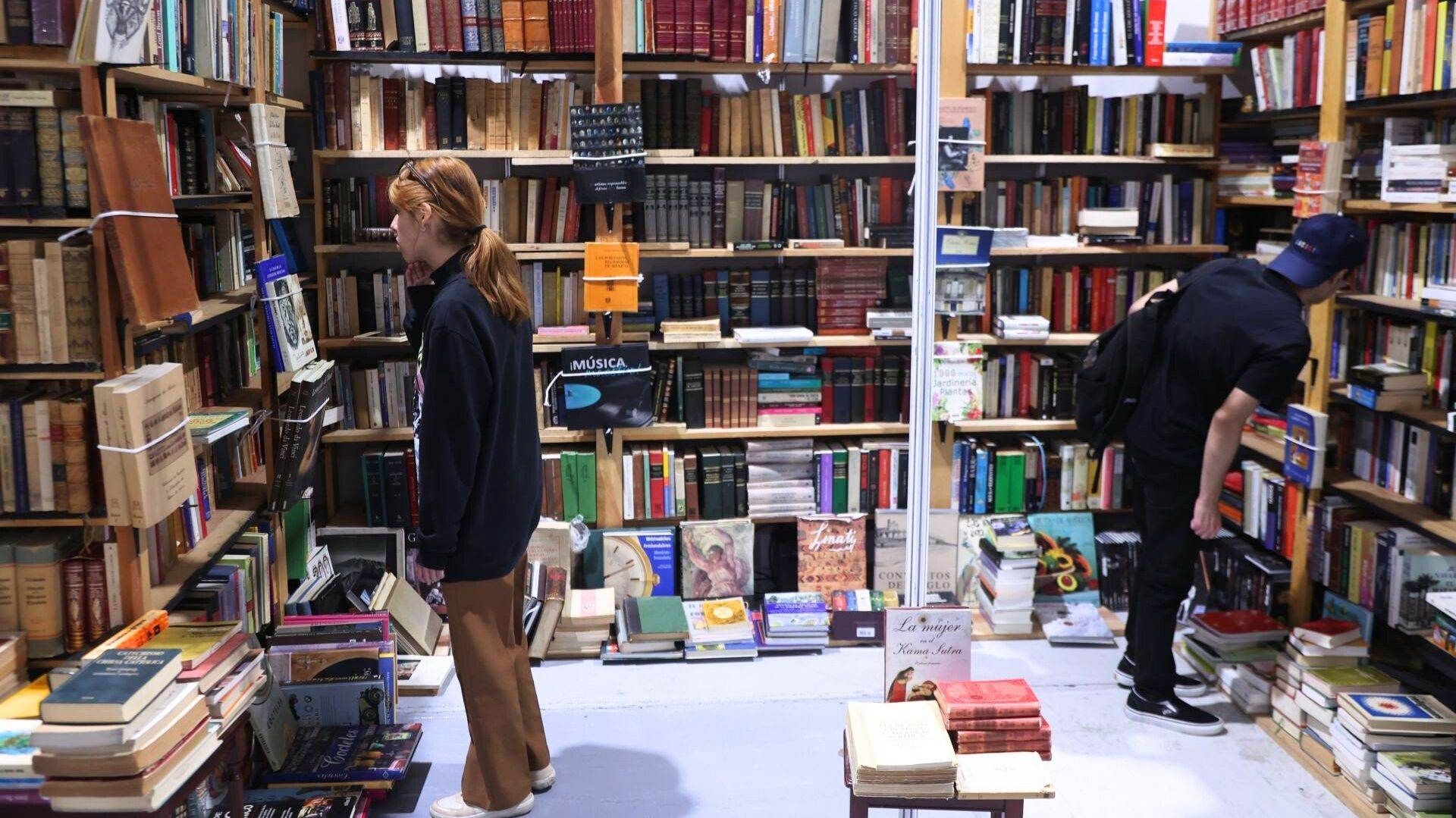 Dos adolescentes ven libros.