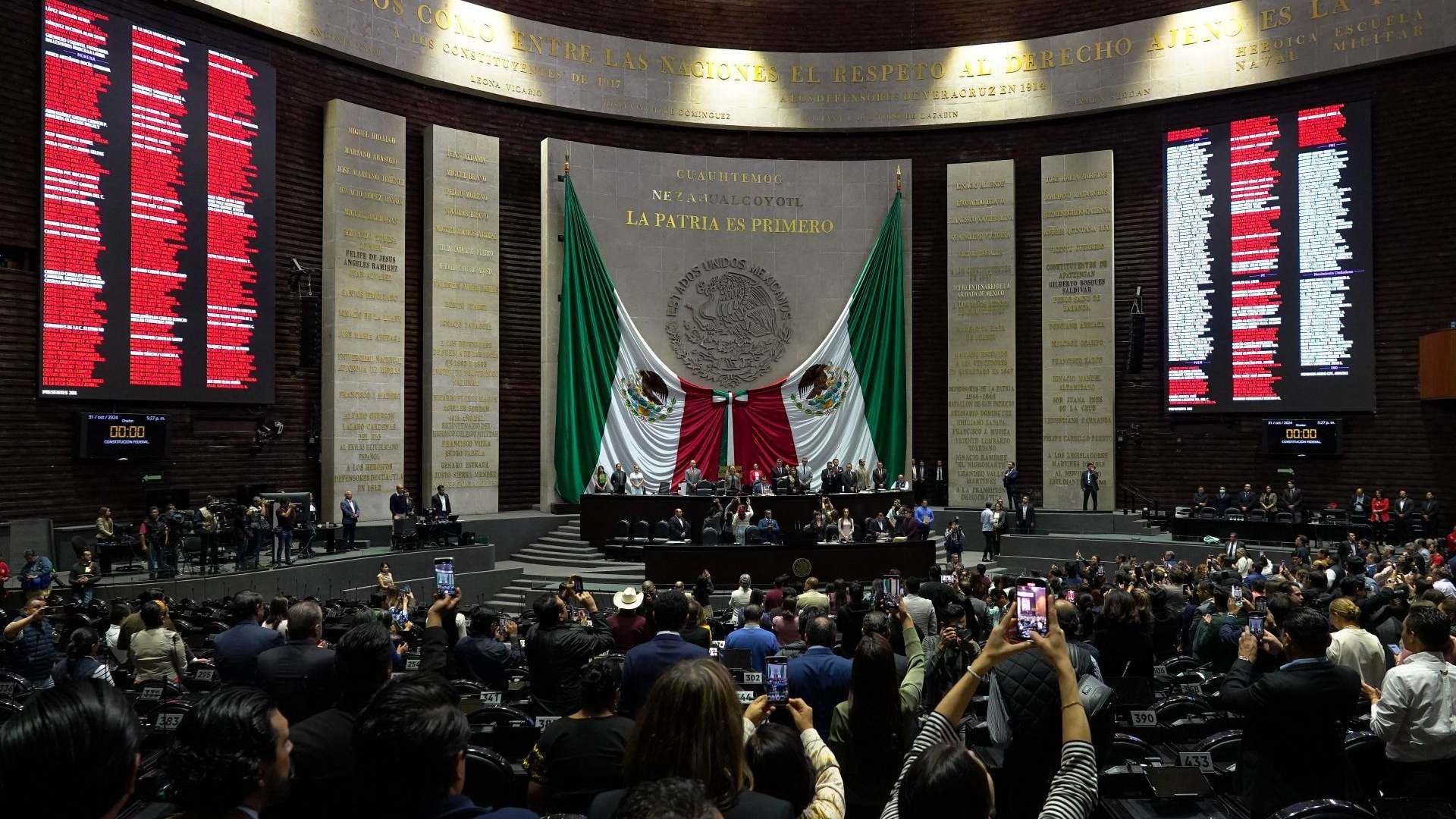 Diputados de Morena, PVEM y del PT aprobaron la reforma constitucional para extinguir siete órganos autónomos.