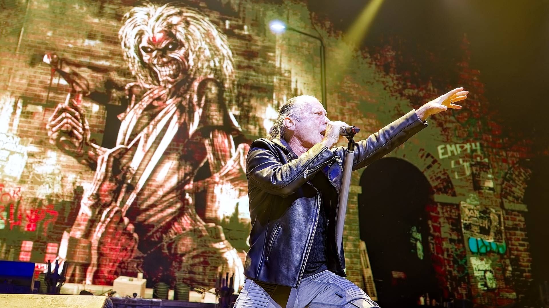 Iron Maiden durante su performance en el estadio Metropolitano de España.