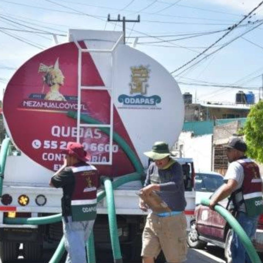 Pipas ayudan ante el desabasto de agua en diversas colonias de Nezahualcóyotl, Edomex
