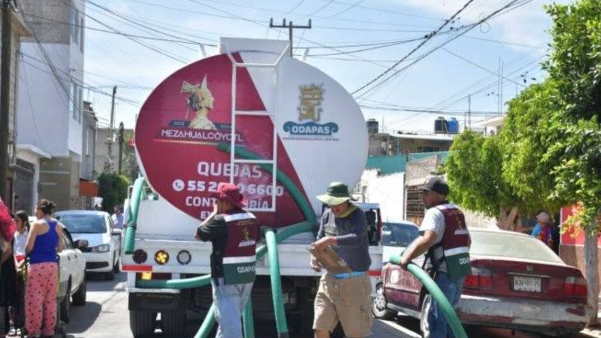 Pipas ayudan ante el desabasto de agua en diversas colonias de Nezahualcóyotl, Edomex