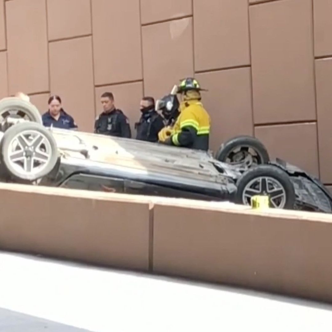 Cae Auto de Puente del Periférico de la Juventud en Chihuahua; Rescatan a Conductor